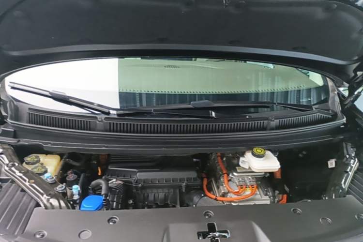 Used Denza D9 2022 DM-i 1040 Prestige Model Engine Bay