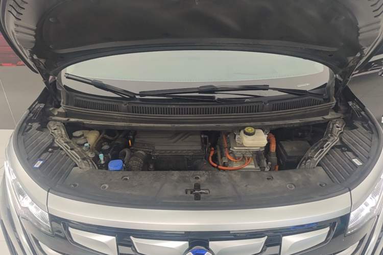 Used Denza D9 2022 DM-i 970 Four-Wheel Drive Flagship Model Engine Bay