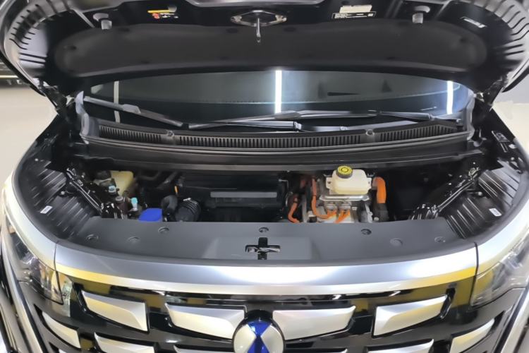 Used Denza D9 2022 DM-i 970 Four-Wheel Drive Prestige Model Engine Bay