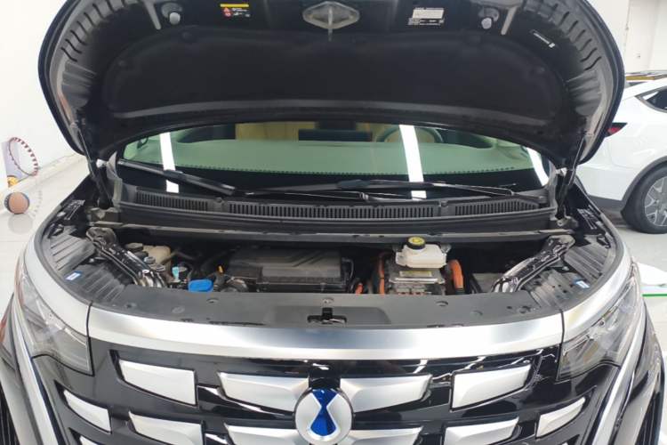 Used Denza D9 2022 DM-i 1040 Prestige Model Engine Bay