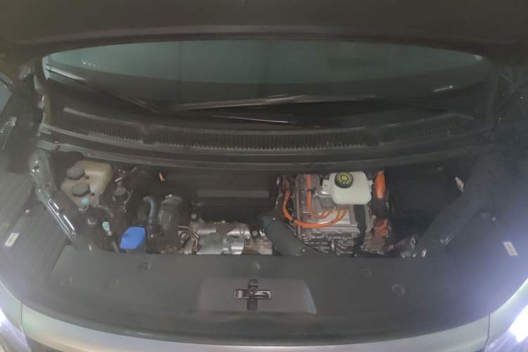 Used Denza D9 2022 DM-i 970 Four-Wheel Drive Flagship Model Engine Bay