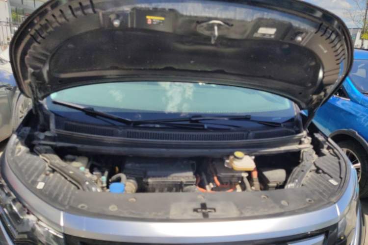 Used Denza D9 2022 DM-i 1040 Prestige Model Engine Bay