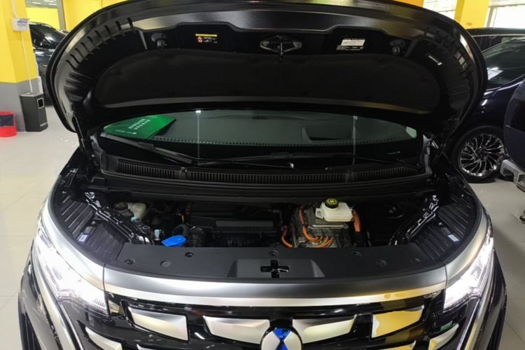 Used Denza D9 2022 DM-i 970 Four-Wheel Drive Flagship Model Engine Bay