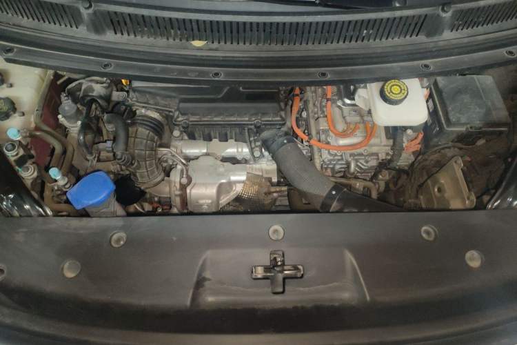Used Denza D9 2022 DM-i 1040 Prestige Model Engine Bay