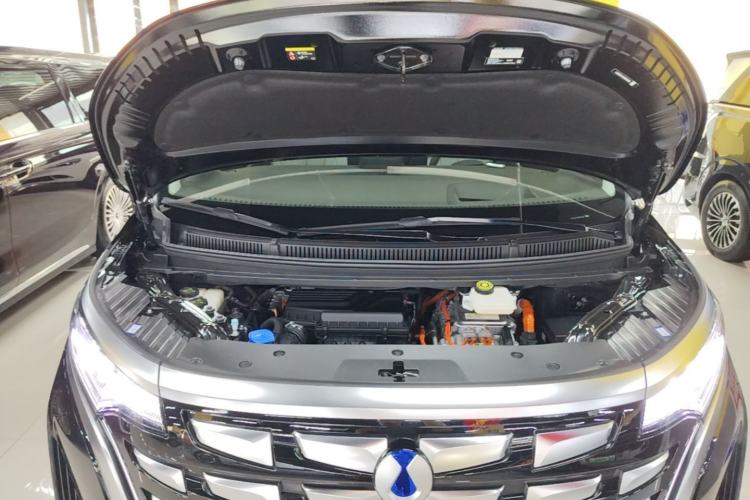 Used Denza D9 2022 DM-i 970 Four-Wheel Drive Flagship Model Engine Bay