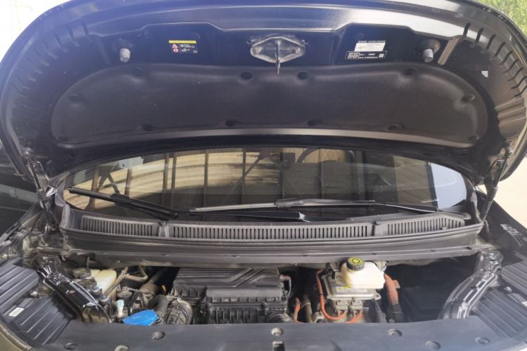 Used Denza D9 2022 DM-i 970 Four-Wheel Drive Flagship Model Engine Bay