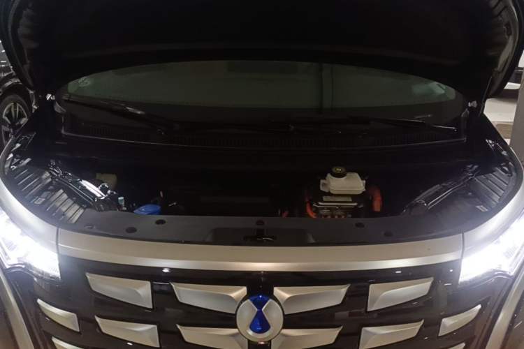 Used Denza D9 2022 DM-i 1040 Prestige Model Engine Bay