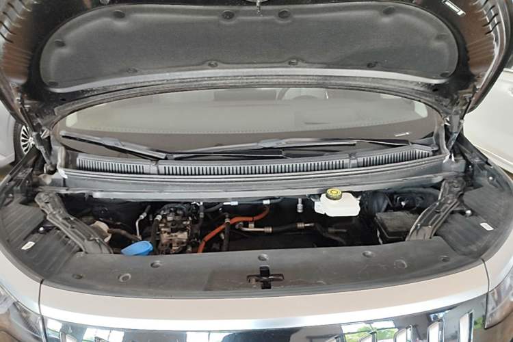 Used Denza D9 2022 EV 600 Four-Wheel Drive Flagship Model Engine Bay