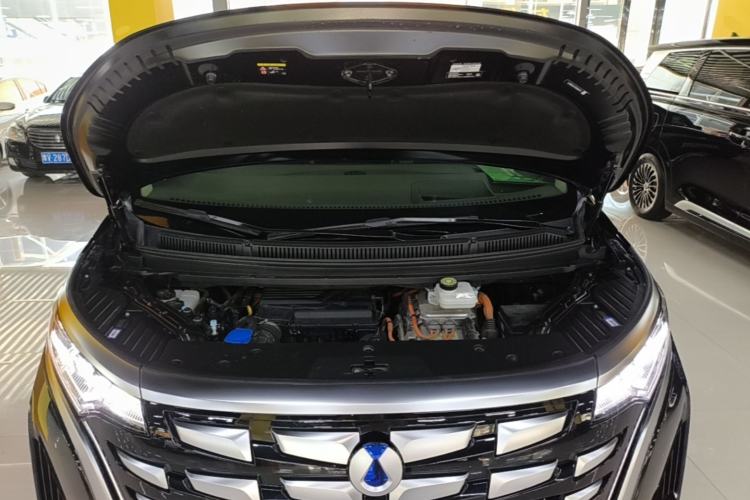 Used Denza D9 2022 DM-i 970 Four-Wheel Drive Flagship Model Engine Bay