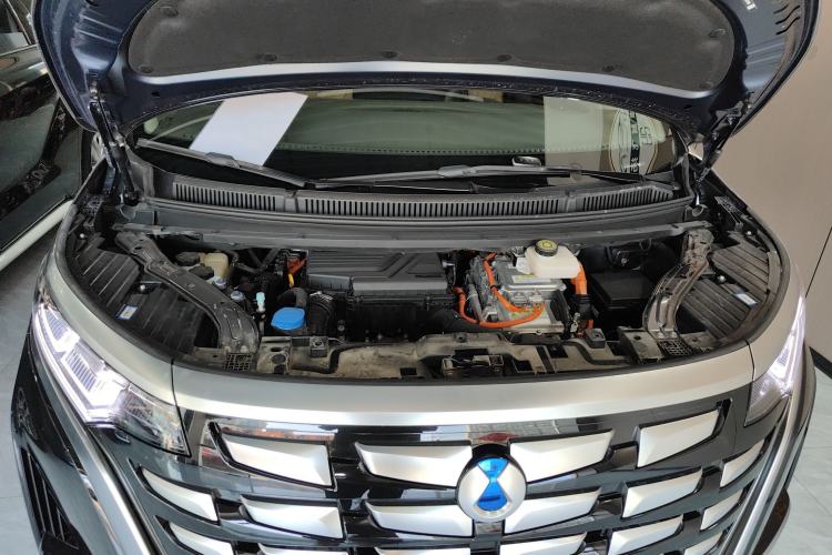 Used Denza D9 2022 DM-i 1040 Prestige Model Engine Bay