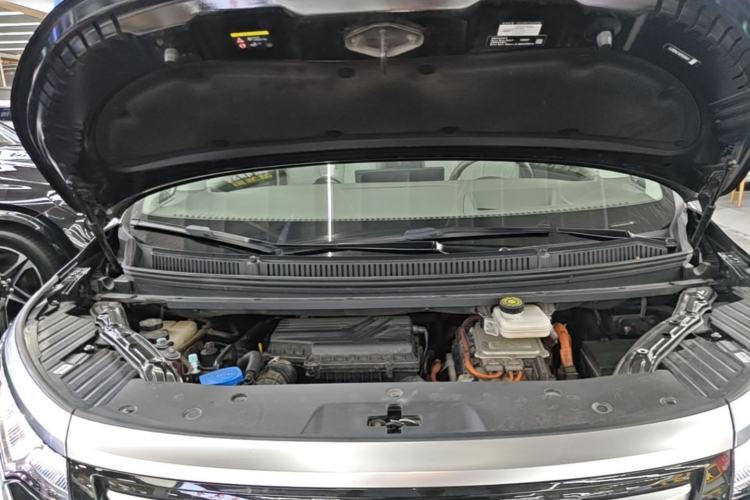 Used Denza D9 2022 DM-i 970 Four-Wheel Drive Flagship Model Engine Bay