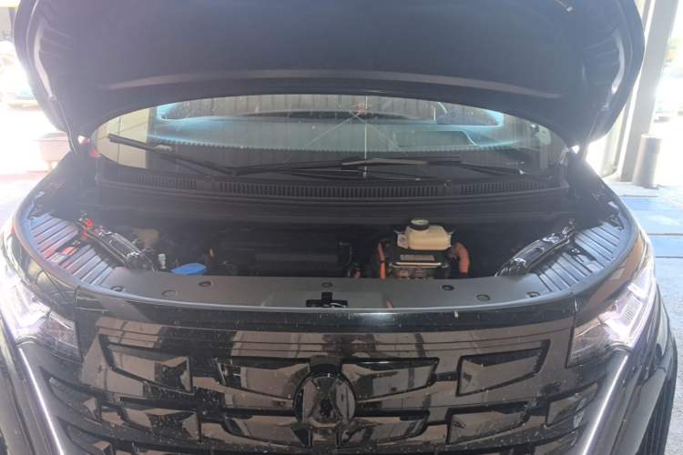 Used Denza D9 2022 DM-i 970 Four-Wheel Drive Flagship Model Engine Bay