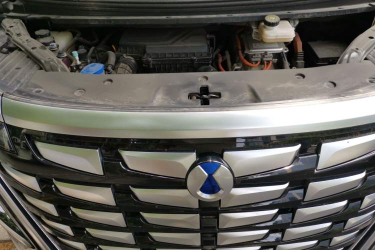 Used Denza D9 2022 DM-i 970 Four-Wheel Drive Flagship Model Engine Bay