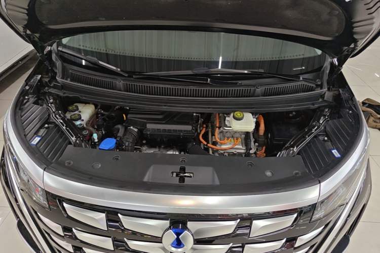 Used Denza D9 2022 DM-i 1040 Prestige Model Engine Bay