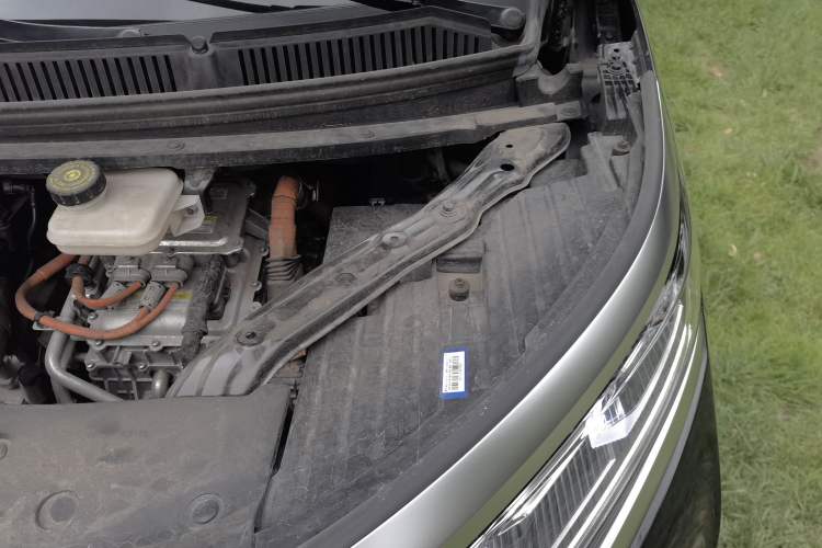 Used Denza D9 2022 DM-i 970 Four-Wheel Drive Flagship Model Engine Bay Left