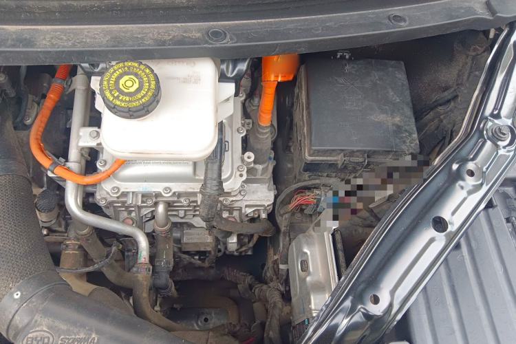 Used Denza D9 2022 DM-i 945 Luxury Model Engine Bay Left