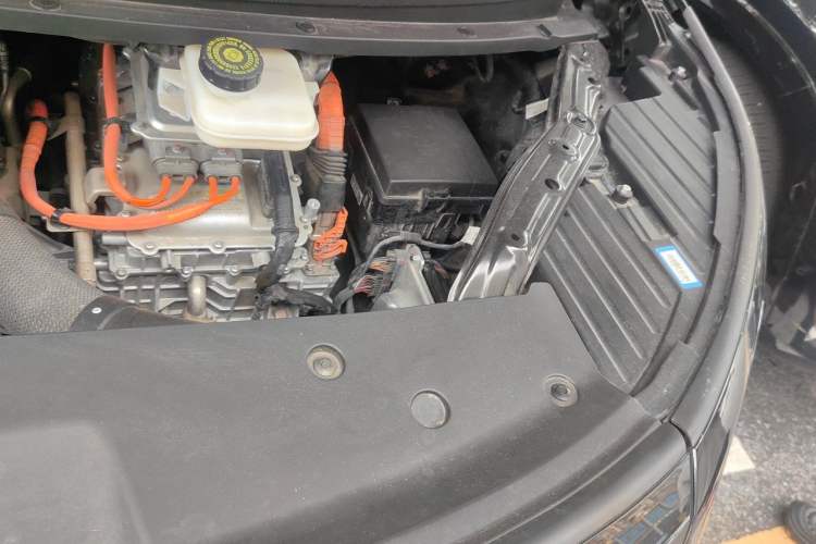Used Denza D9 2022 DM-i 970 Four-Wheel Drive Prestige Model Engine Bay Left