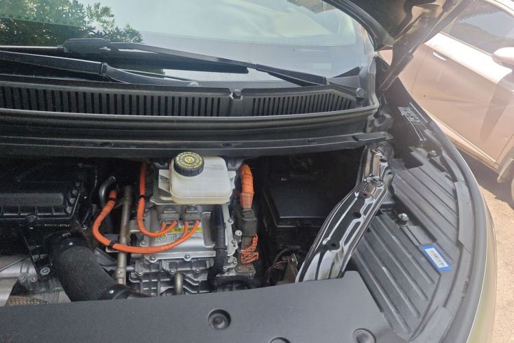 Used Denza D9 2022 DM-i 1040 Prestige Model Engine Bay Left