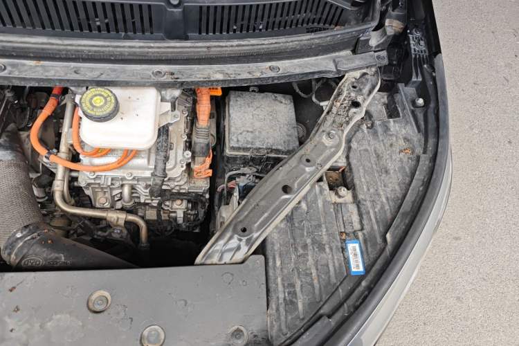 Used Denza D9 2022 DM-i 970 Four-Wheel Drive Prestige Model Engine Bay Left