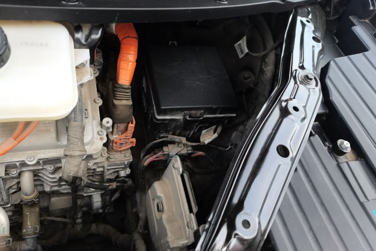 Used Denza D9 2022 DM-i 1040 Prestige Model Engine Bay Left