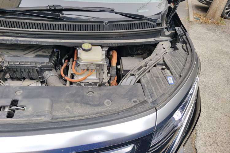 Used Denza D9 2022 DM-i 970 Four-Wheel Drive Prestige Model Engine Bay Left