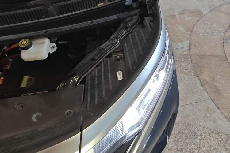 Used Denza D9 2022 EV 600 Four-Wheel Drive Flagship Model Engine Bay Left