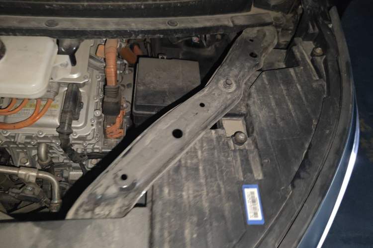 Used Denza D9 2022 DM-i 970 Four-Wheel Drive Prestige Model Engine Bay Left