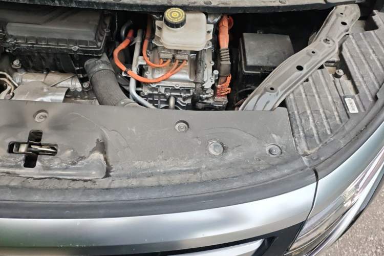 Used Denza D9 2022 DM-i 970 Four-Wheel Drive Flagship Model Engine Bay Left