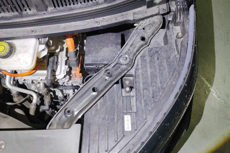 Used Denza D9 2022 DM-i 1040 Prestige Model Engine Bay Left
