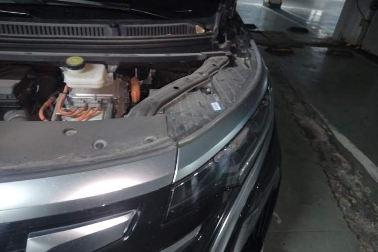 Used Denza D9 2022 DM-i 970 Four-Wheel Drive Prestige Model Engine Bay Left