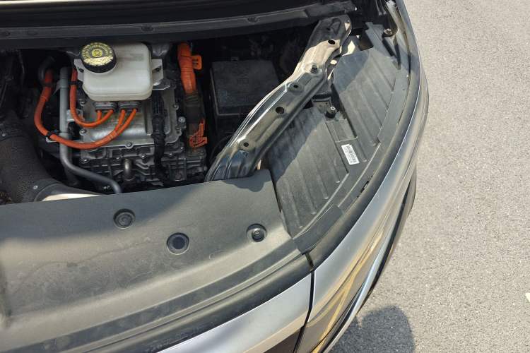 Used Denza D9 2022 DM-i 1040 Prestige Model Engine Bay Left