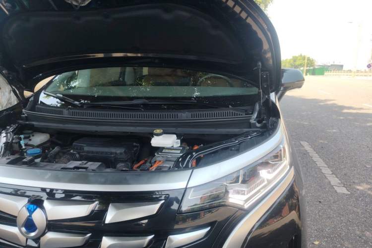 Used Denza D9 2022 DM-i 945 Luxury Model Engine Bay Left