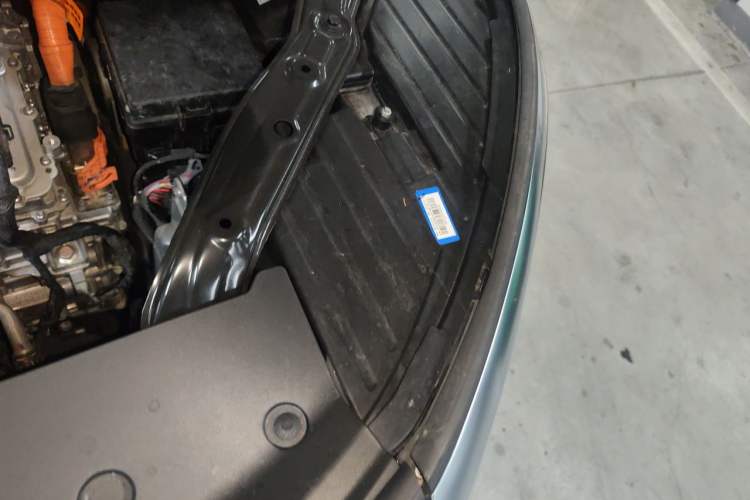 Used Denza D9 2022 DM-i 970 Four-Wheel Drive Flagship Model Engine Bay Left
