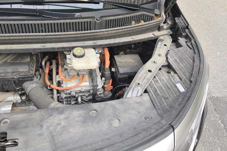 Used Denza D9 2022 DM-i 970 Four-Wheel Drive Prestige Model Engine Bay Left