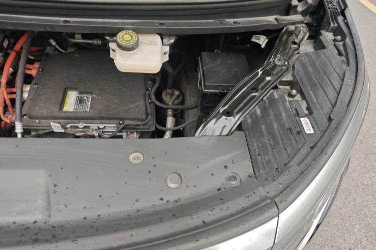 Used Denza D9 2022 EV 600 Four-Wheel Drive Flagship Model Engine Bay Left