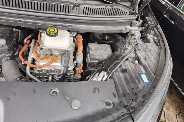 Used Denza D9 2022 DM-i 1040 Prestige Model Engine Bay Left