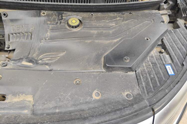 Used Denza D9 2022 DM-i 1040 Prestige Model Engine Bay Left