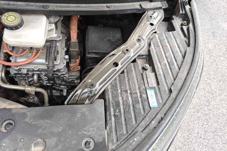 Used Denza D9 2022 DM-i 970 Four-Wheel Drive Prestige Model Engine Bay Left