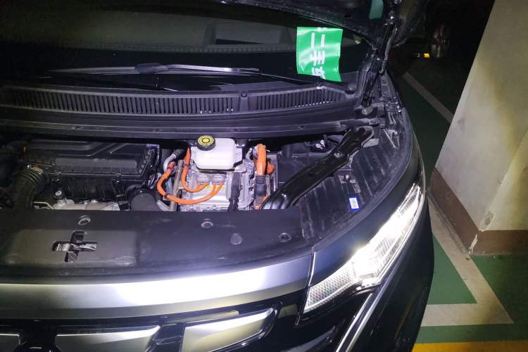 Used Denza D9 2022 DM-i 970 Four-Wheel Drive Flagship Model Engine Bay Left