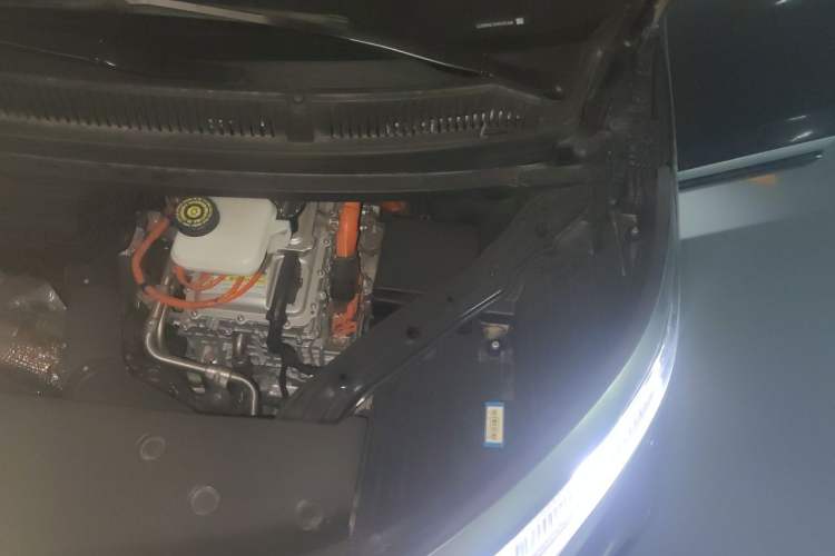 Used Denza D9 2022 DM-i 970 Four-Wheel Drive Flagship Model Engine Bay Left