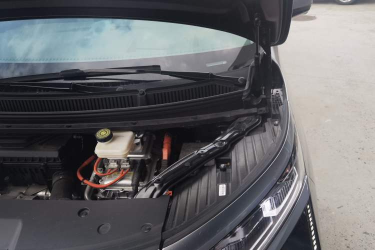 Used Denza D9 2022 DM-i 970 Four-Wheel Drive Flagship Model Engine Bay Left