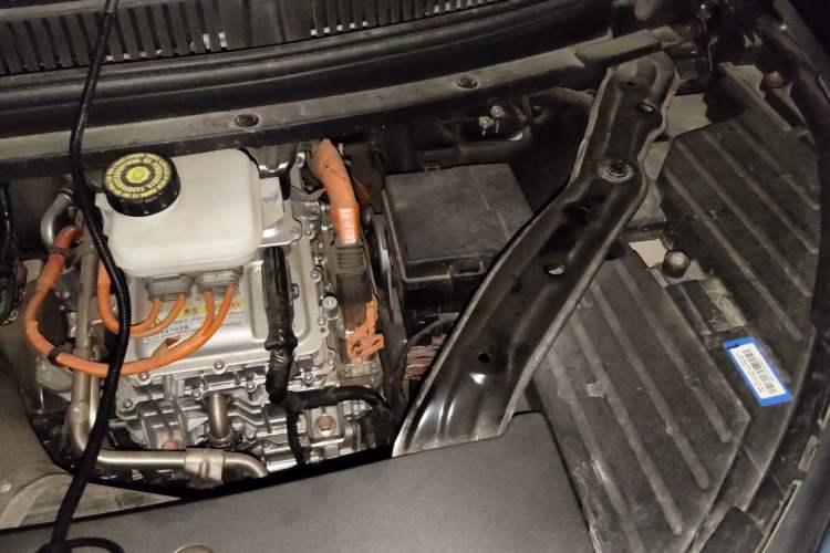 Used Denza D9 2022 DM-i 970 Four-Wheel Drive Prestige Model Engine Bay Left
