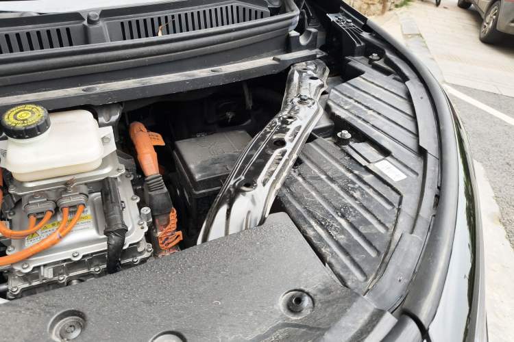 Used Denza D9 2022 DM-i 970 Four-Wheel Drive Prestige Model Engine Bay Left