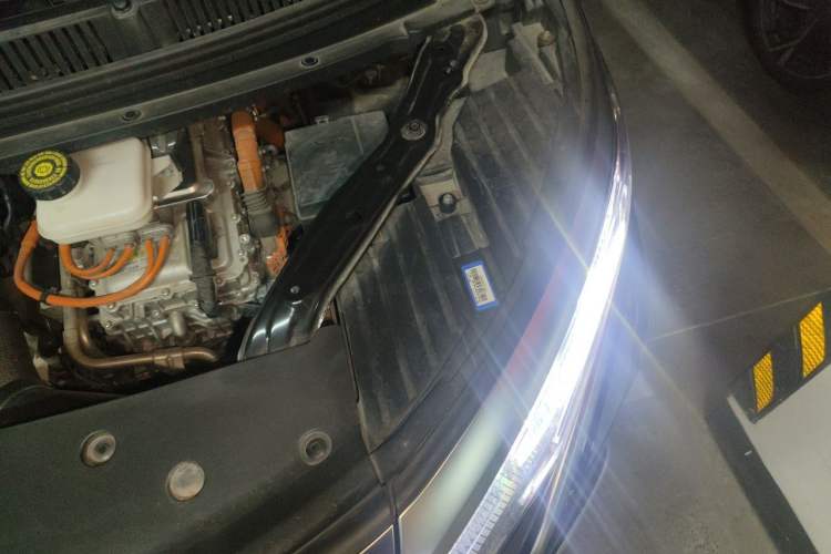 Used Denza D9 2022 DM-i 1040 Prestige Model Engine Bay Left