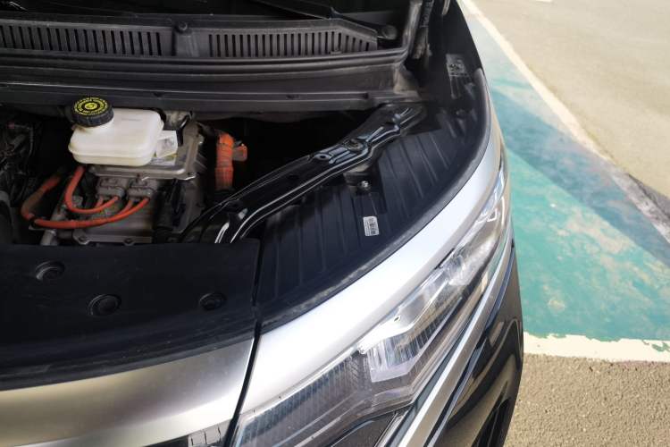 Used Denza D9 2022 DM-i 970 Four-Wheel Drive Flagship Model Engine Bay Left
