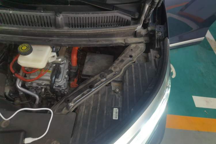 Used Denza D9 2022 DM-i 970 Four-Wheel Drive Flagship Model Engine Bay Left