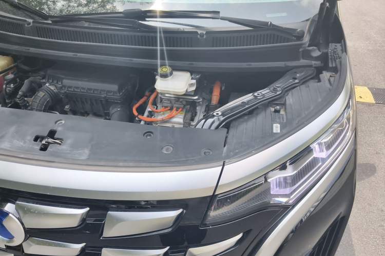 Used Denza D9 2022 DM-i 1040 Prestige Model Engine Bay Left