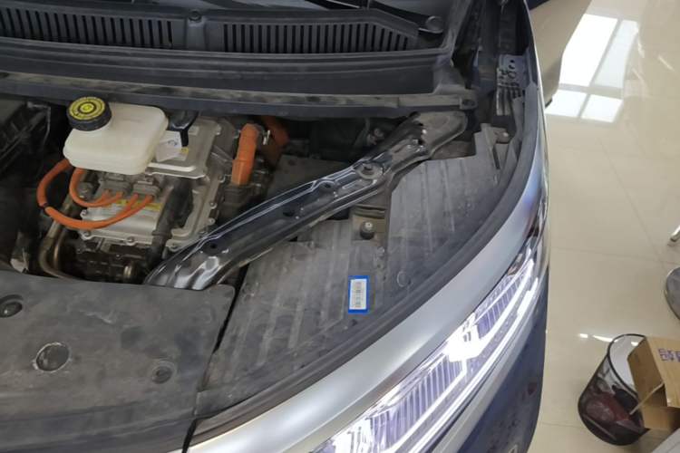 Used Denza D9 2022 DM-i 970 Four-Wheel Drive Flagship Model Engine Bay Left