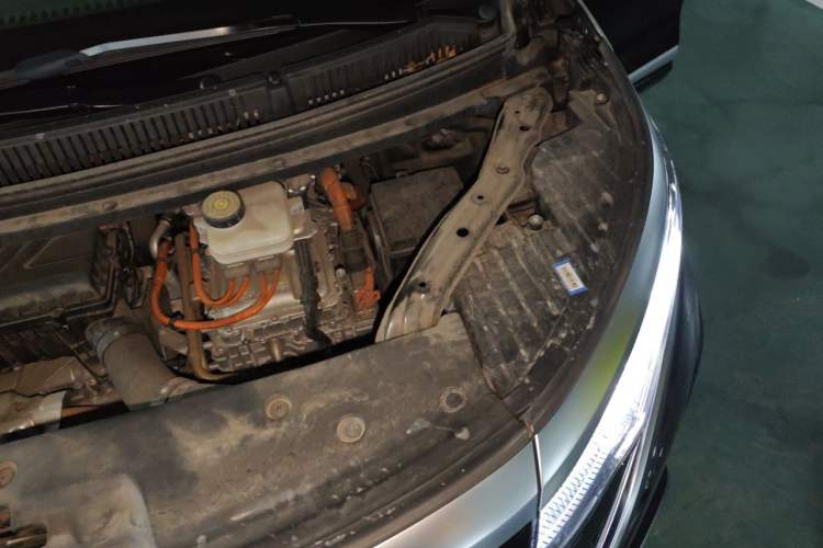Used Denza D9 2022 DM-i 970 Four-Wheel Drive Flagship Model Engine Bay Left