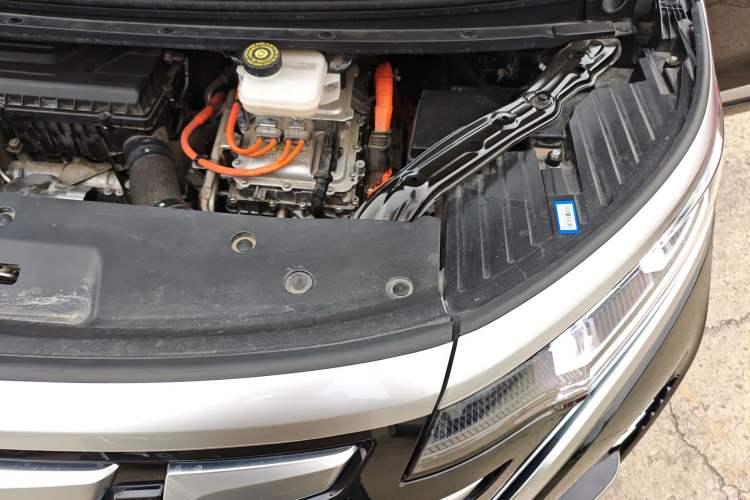 Used Denza D9 2022 DM-i 970 Four-Wheel Drive Flagship Model Engine Bay Left